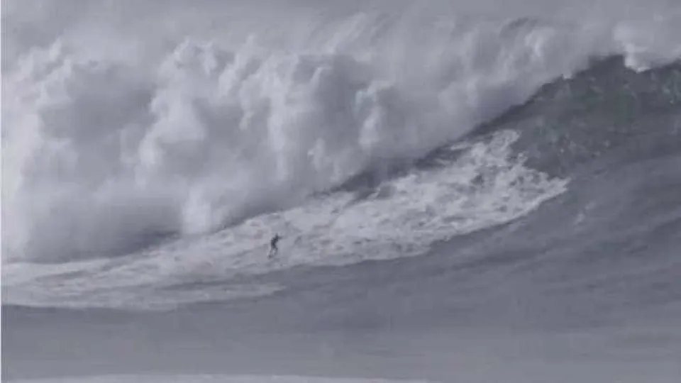 Nazaré volta a vencer a maior onda do mundo. Há imagens do momento