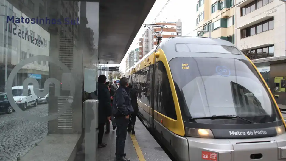 Homem detido por atear fogo a terreno junto a metro em Matosinhos