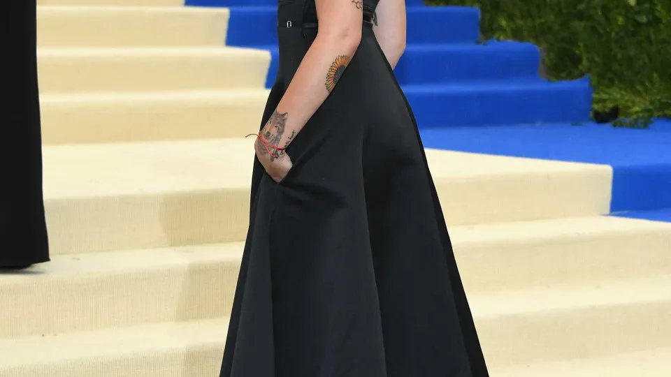 Topless: Paris Jackson tapa os seios com sapato em nova campanha