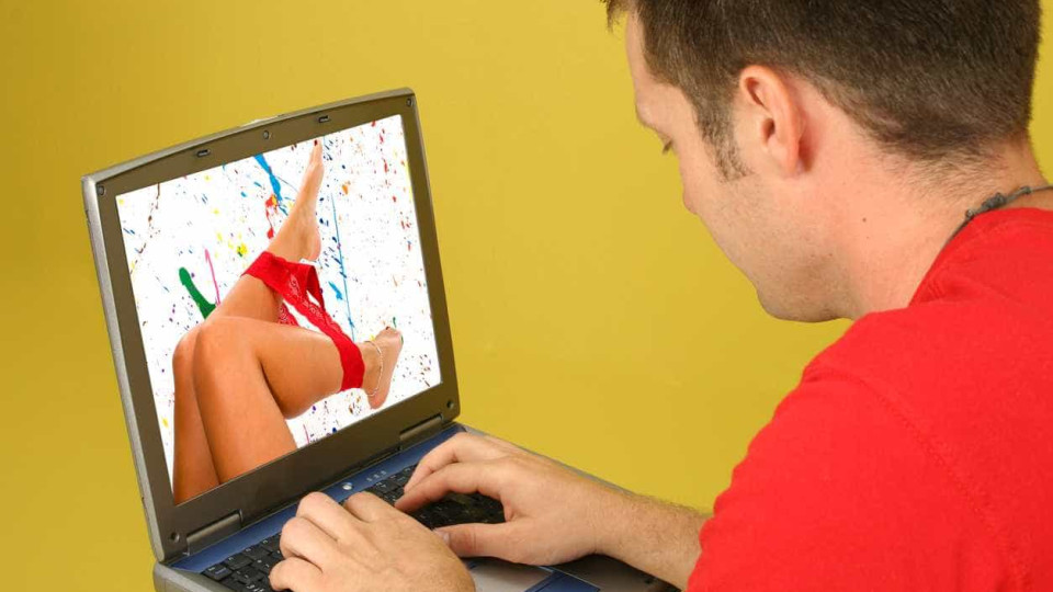 Homem que via pornografia para aliviar stress sofre AVC no trabalho