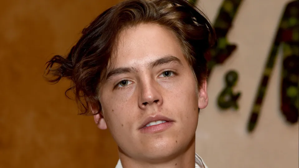 Ator Cole Sprouse surpreende seguidores com fotografia em que aparece nu