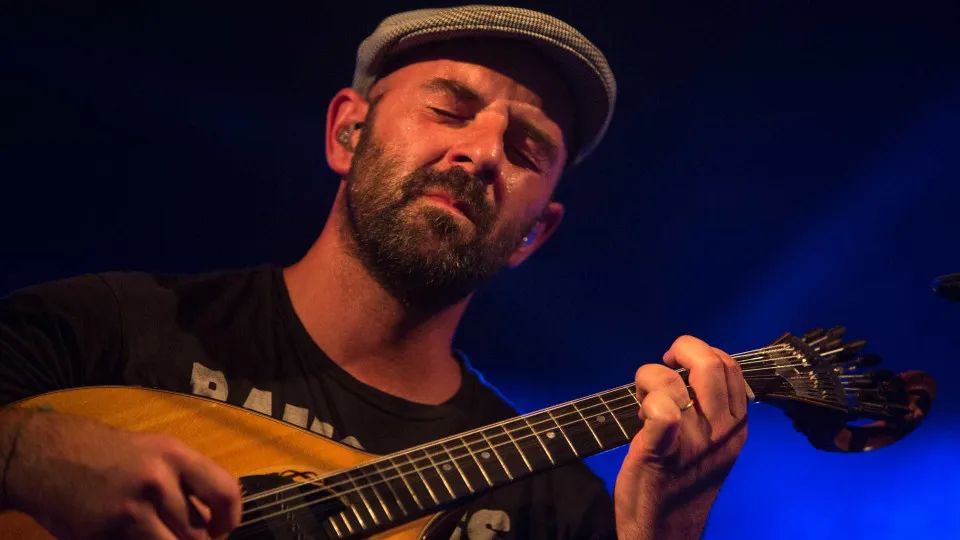 Frankie Chavez edita novo álbum 'Alcântara' cantado em português