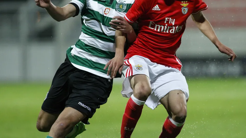 Sporting vence Benfica no Seixal e ascende à liderança