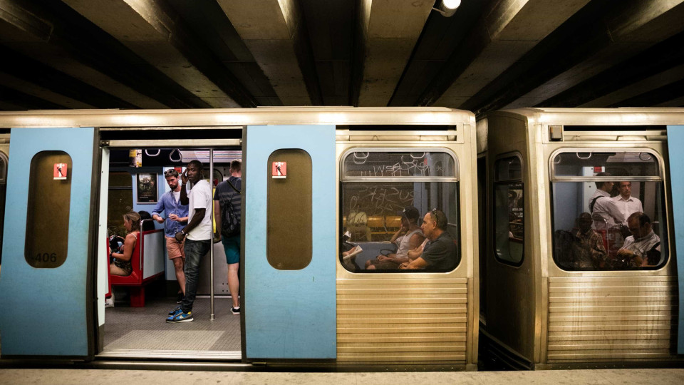 Em Lisboa não faltam lugares nos transportes e azáfama no mercado