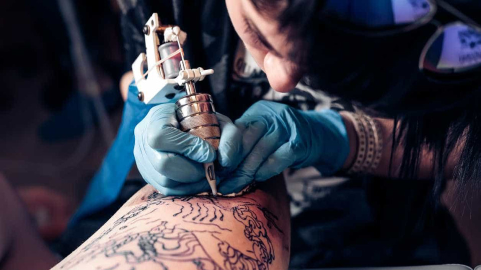 Tatuadores estão a oferecer as suas luvas de trabalho aos hospitais