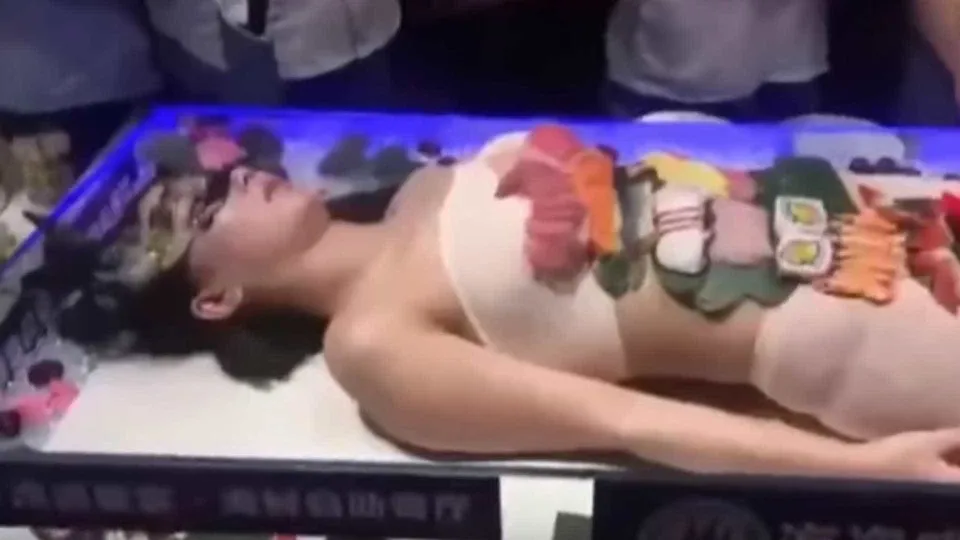 Mulher coberta de sushi agride homem que foi ousado demais com palitinhos