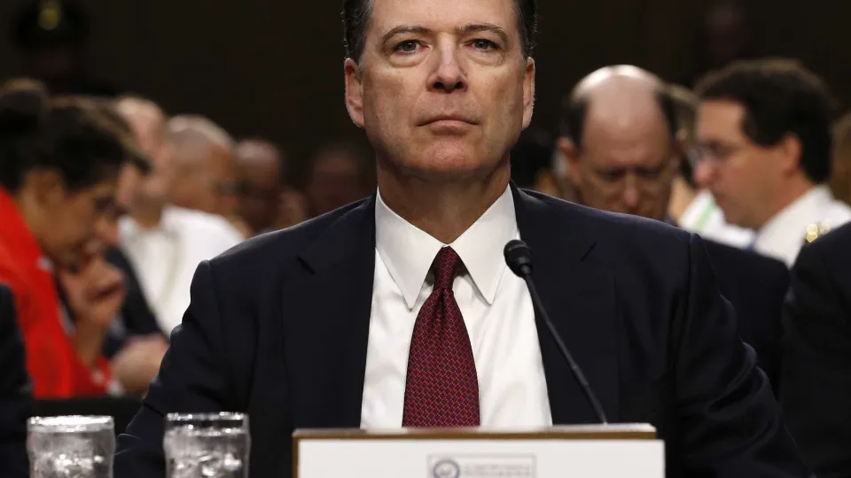 Ex-diretor do FBI afirma-se inocente de falsas declarações em caso que liga Trump à Rússia