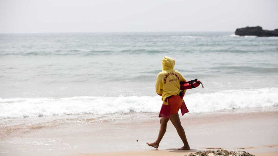 Mãe e filha resgatadas após entrarem em dificuldades no mar em Carcavelos