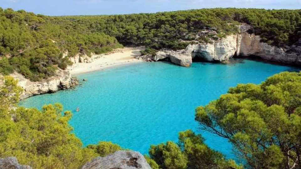 Turista queixa-se de férias em Menorca. Tribunal reage com humor