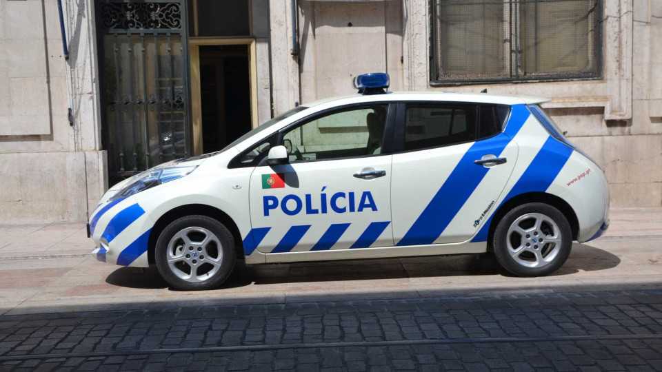 Jovem de 20 anos sem carta de condução foge à PSP e despista-se no Porto