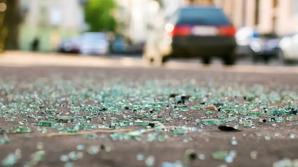 Colisão frontal faz três feridos graves e corta estrada em Porto de Mós