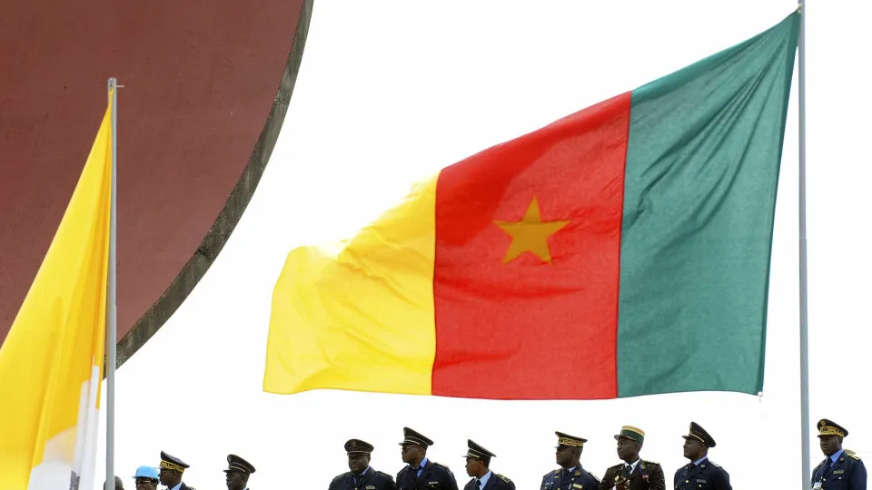 Opositor Tchiroma reivindica triunfo presidencial nos Camarões