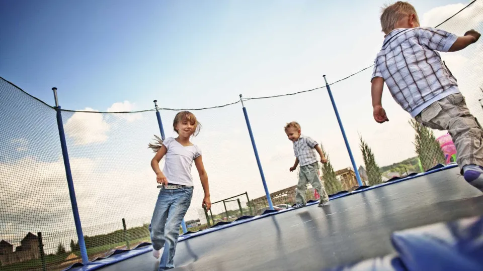 Atenção, crianças com menos de seis anos não devem brincar em trampolins