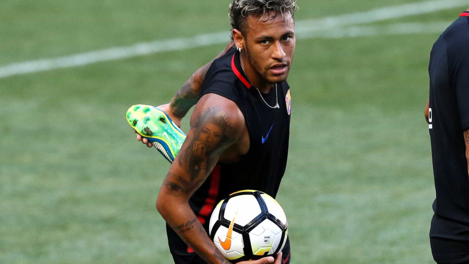 PSG utiliza Torre Eiffel para anunciar chegada de Neymar