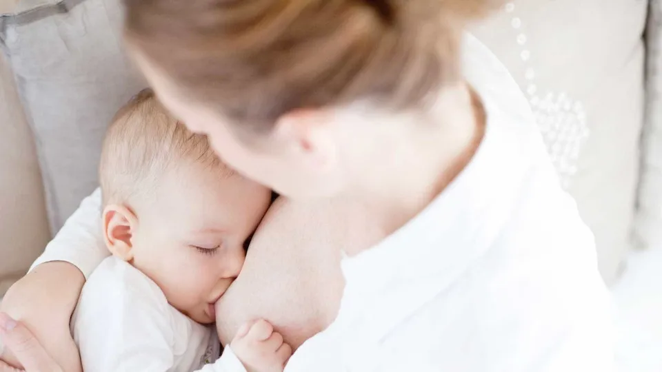 Mãe doa 5 mil doses de leite materno para amamentar bebés