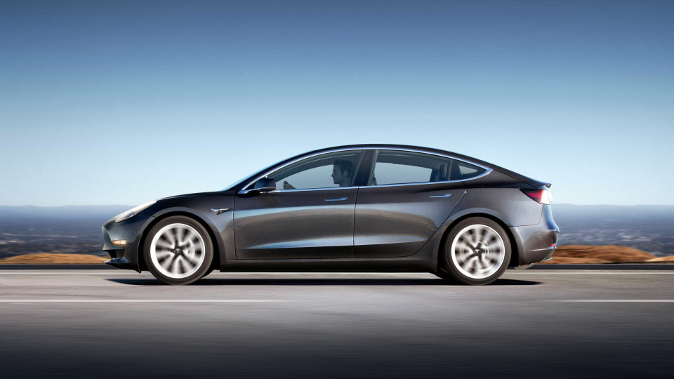 Há boas notícias para quem reservou um Tesla Model 3