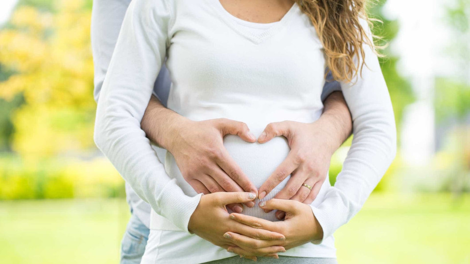 Mães e pais estudantes têm direitos legais a partir de terça-feira