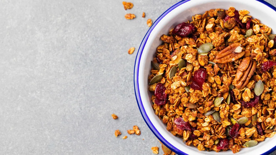 Este domingo, faça granola de frutos secos, óleo de coco e mel