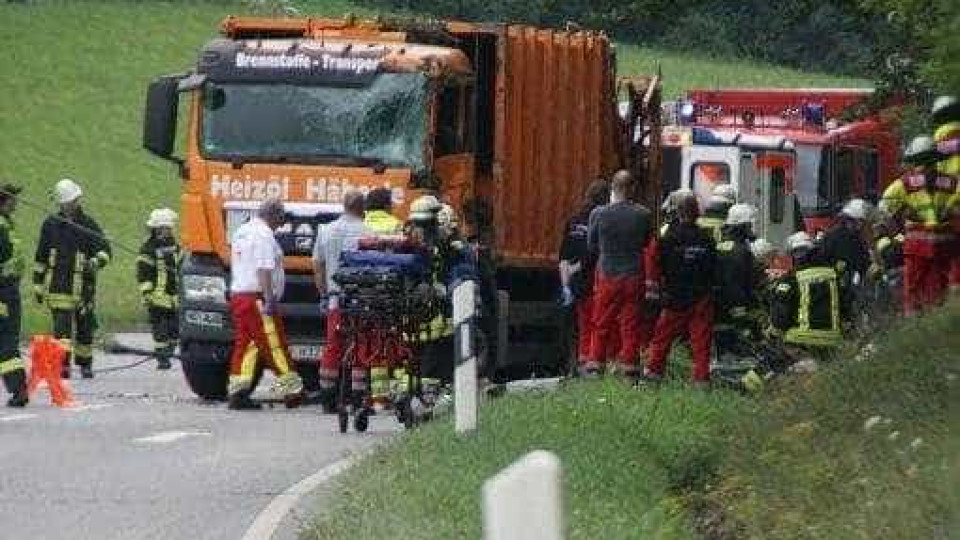 Camião do lixo cai sobre carro e mata cinco pessoas na Alemanha