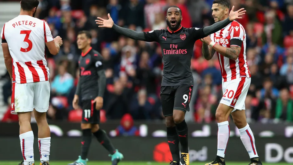 Arsenal tropeça e perde no terreno do Stoke City