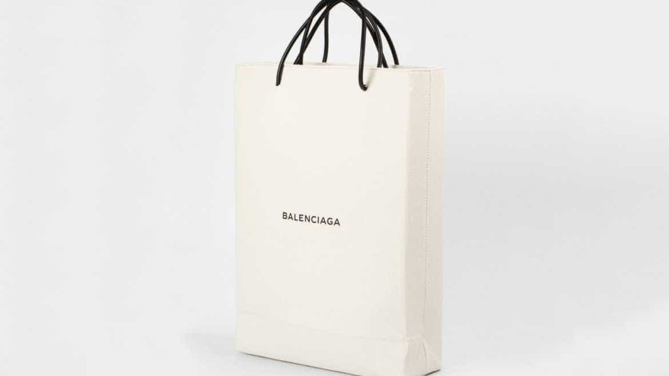 Balenciaga lança mala que imita sacos de papel... por 930 euros