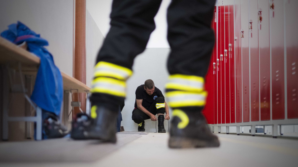 Bombeiros combatem incêndio em restaurante do centro de Viseu