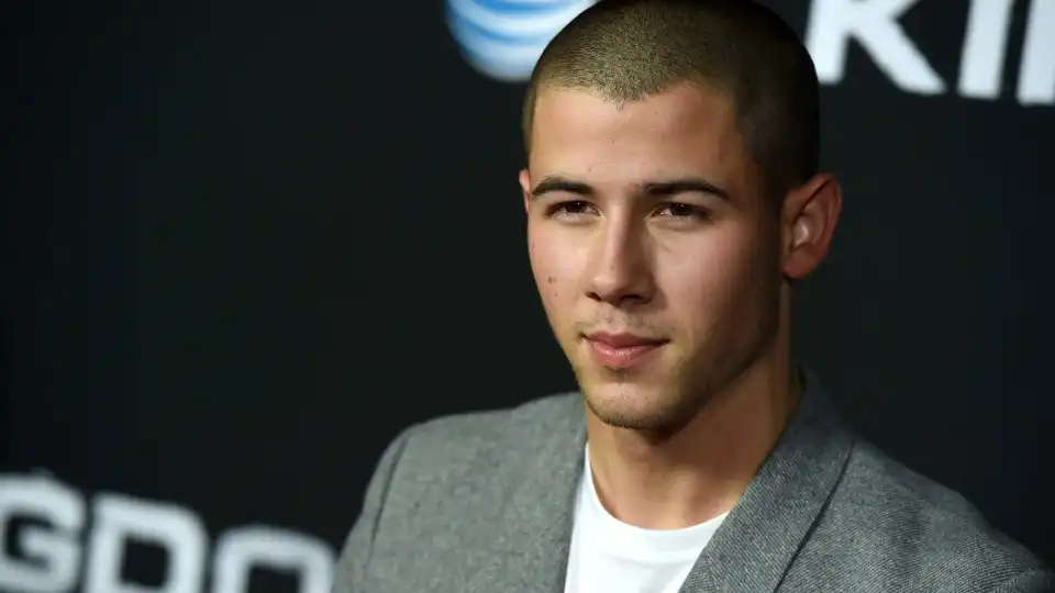 Nick Jonas foge do palco após perceber que tinha laser apontado à cabeça