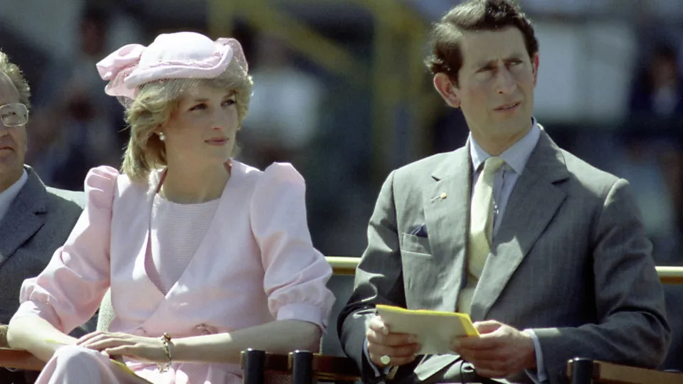 O comentário cruel que o príncipe Carlos terá feito à mãe de Diana