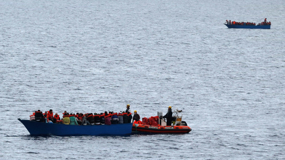 Resgatados 57 migrantes numa embarcação perto da ilha de Lanzarote