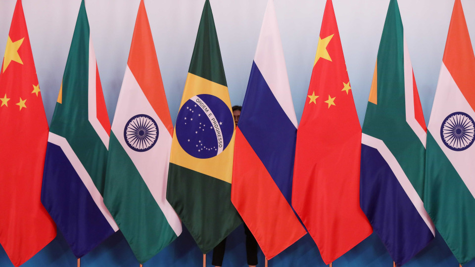 China e Irão prometem cooperar na véspera da cimeira dos BRICS