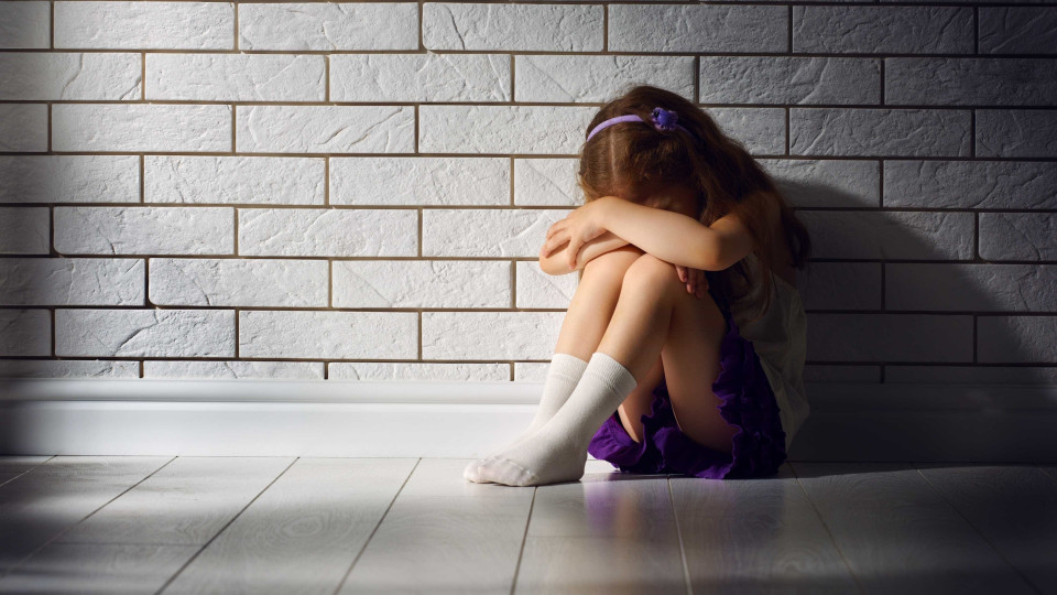 Pai abusa sexualmente de menina de 13 anos. Suspeito em prisão preventiva