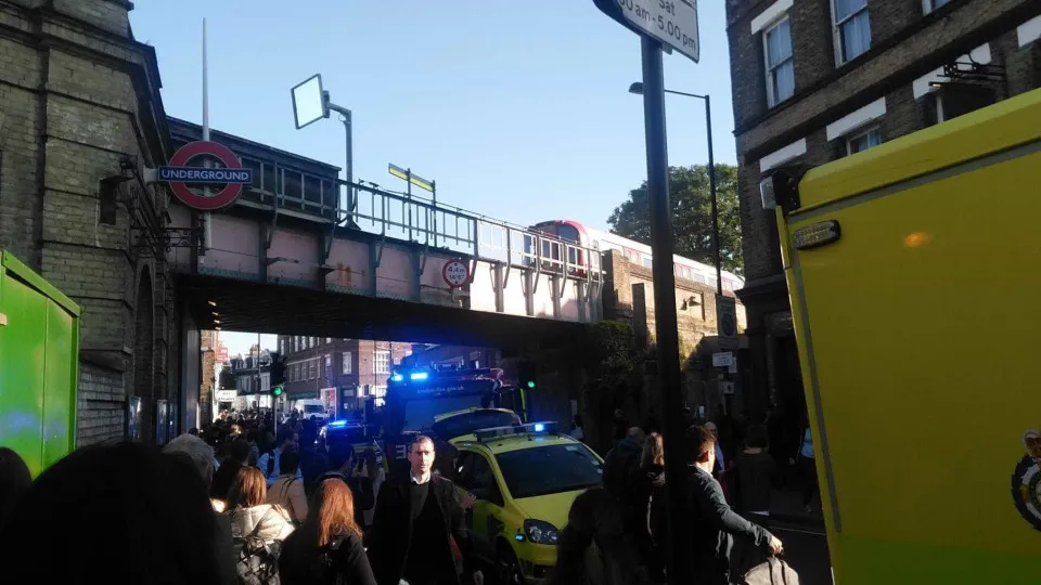 Relatos de explosão no metro de Londres. Autoridades investigam