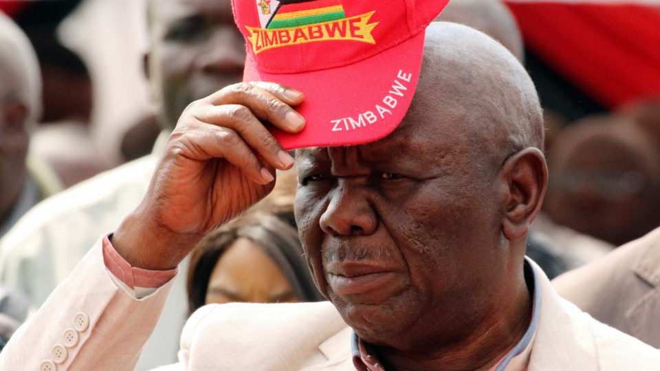 Líder da oposição do Zimbabué hospitalizado na África do Sul