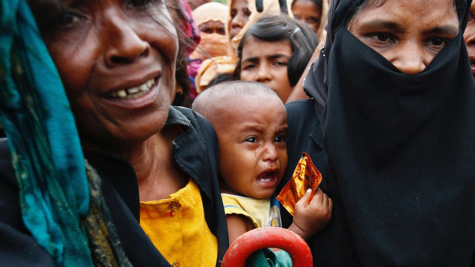 Bangladesh deteve 382 rohingya que tentavam entrar no país de barco