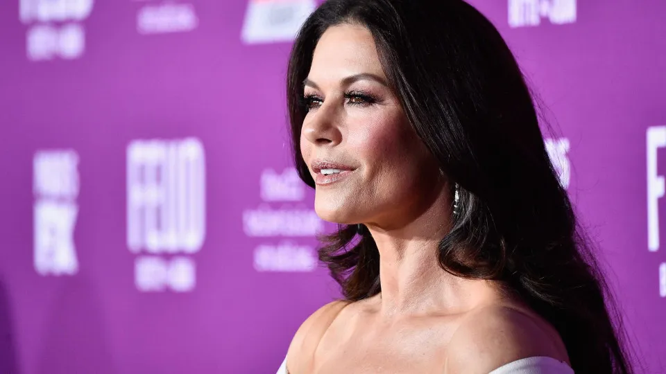 Aos 50 anos, Catherine Zeta-Jones mostra-se em biquíni no Instagram