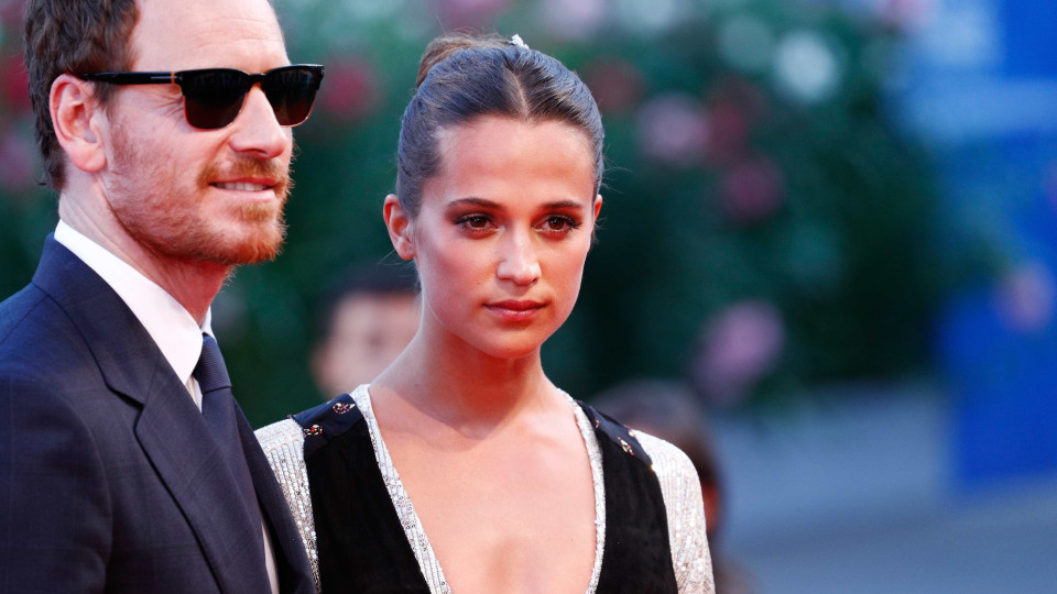 Alicia Vikander faz rara aparição pública com o marido