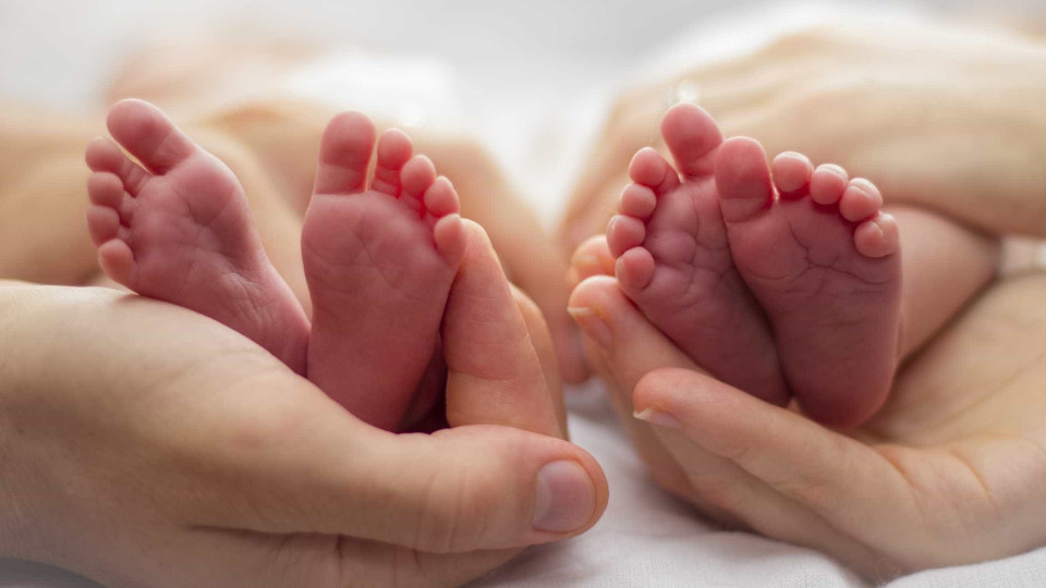 Mãe com Covid-19 dá à luz gémeos (sem a doença) nos Açores