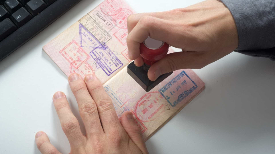 Britânicos podem vir a receber 'passaporte covid' antes do final de maio