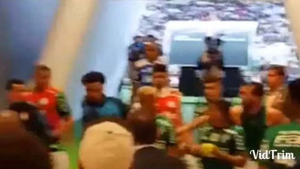 Felipe Melo perdeu a cabeça e atirou-se a adversário no túnel