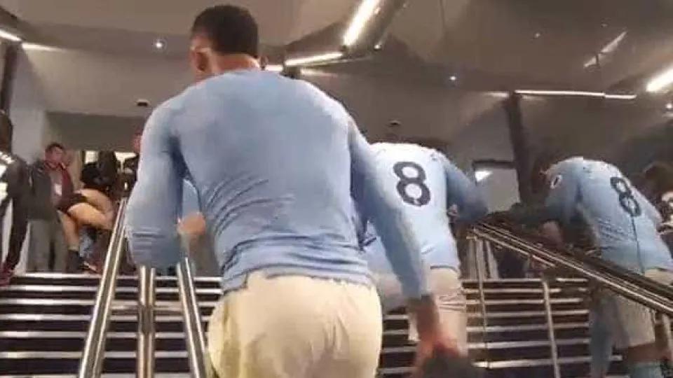 Trocar de camisola é para 'meninos'. Silva e Koscielny foram mais longe