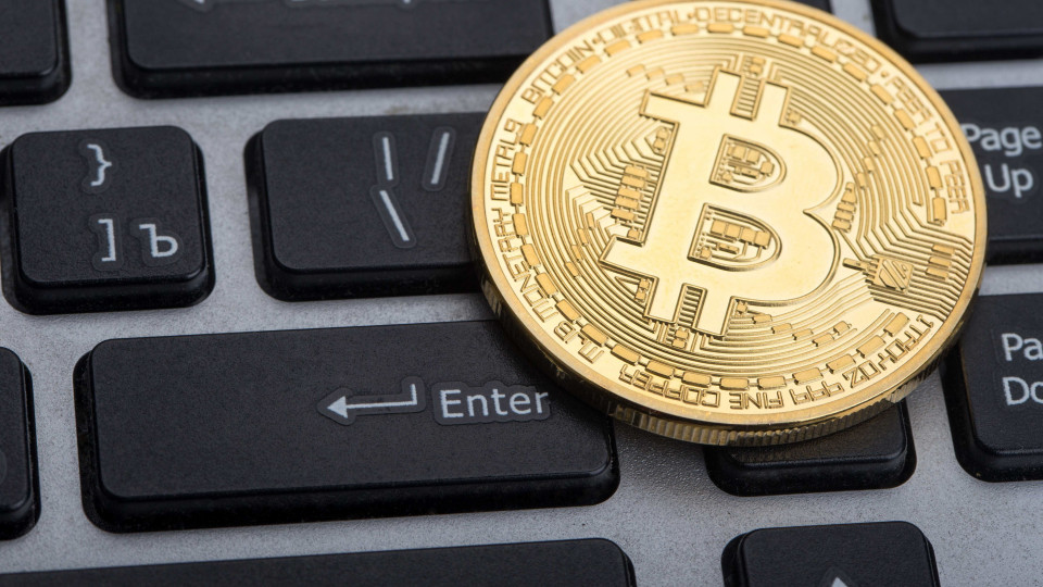 Após fim de semana volátil, Bitcoin vale menos de 50.000 dólares