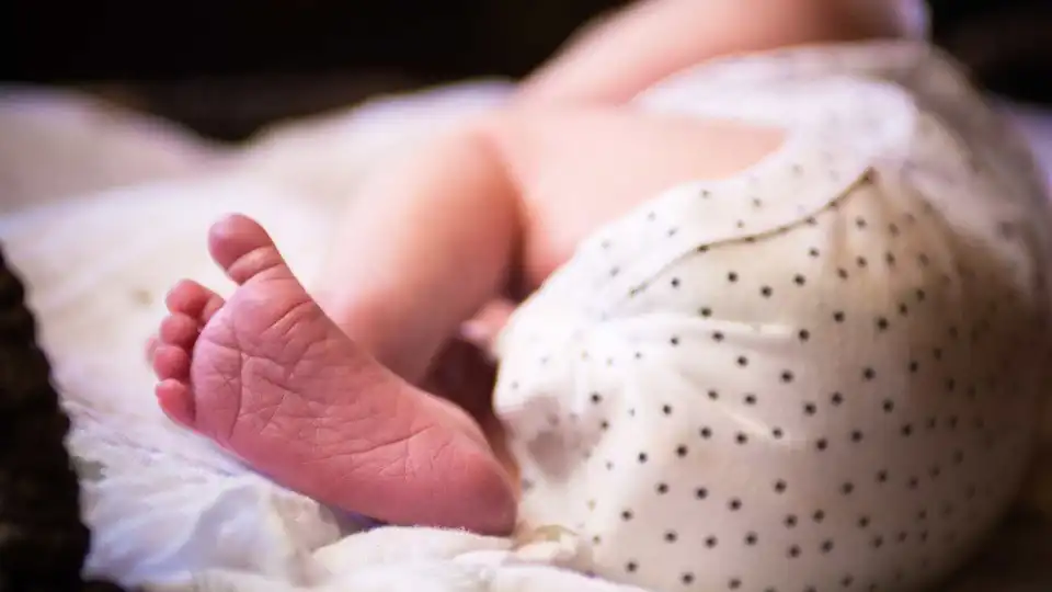 Foge de hospital com filha bebé dentro de saco. Eis o que se sabe