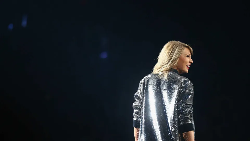 Problema técnico deixa Taylor Swift presa no ar durante concerto