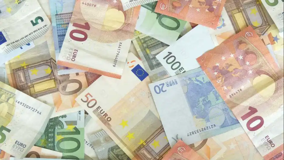 Euro perde nível de 1,08 dólares