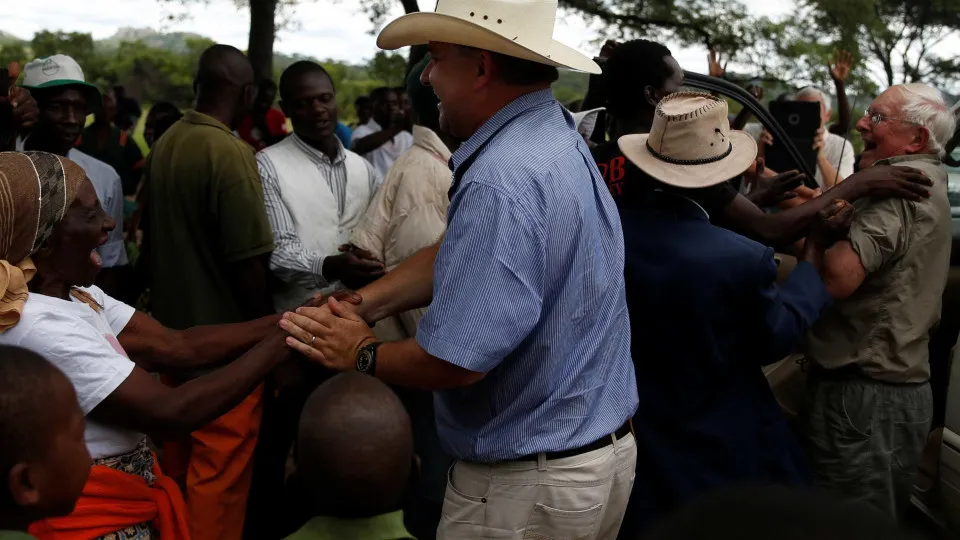 Zimbabué assiste a primeiro fazendeiro branco a recuperar terras