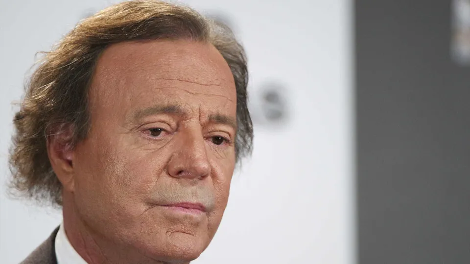 Julio Iglesias em cadeira de rodas e com demência? Cantor reage a rumores