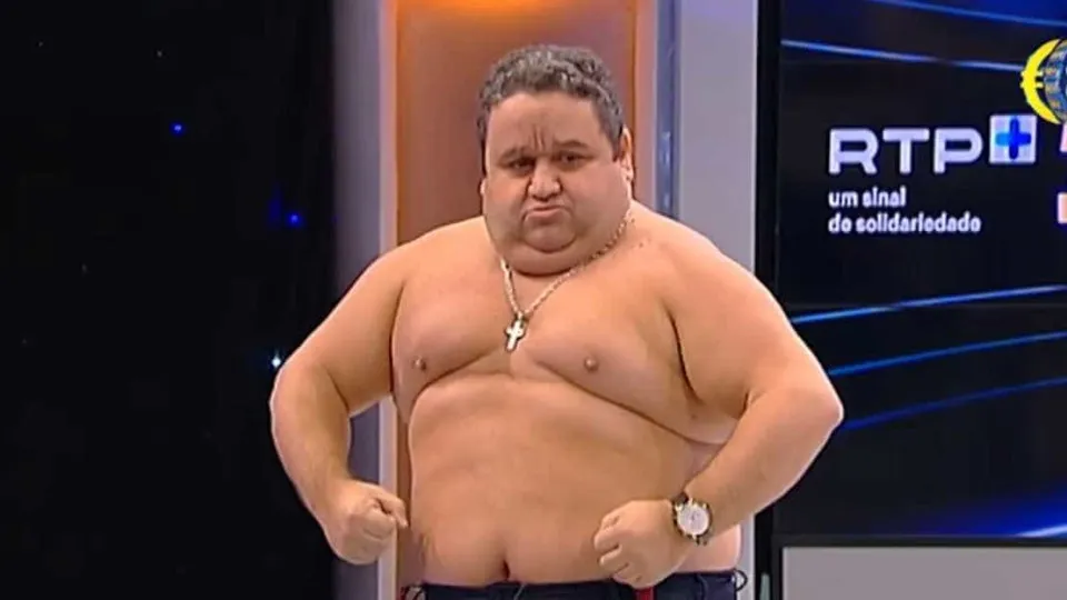 Fernando Mendes fica em tronco nu em pleno programa 