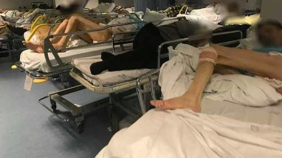 Doentes "sem condições nem dignidade" em macas nas urgências de Faro