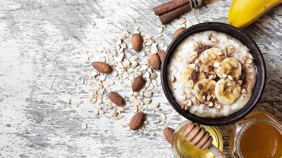 Mais proteína nas papas de aveia? Tem aqui seis formas de o conseguir