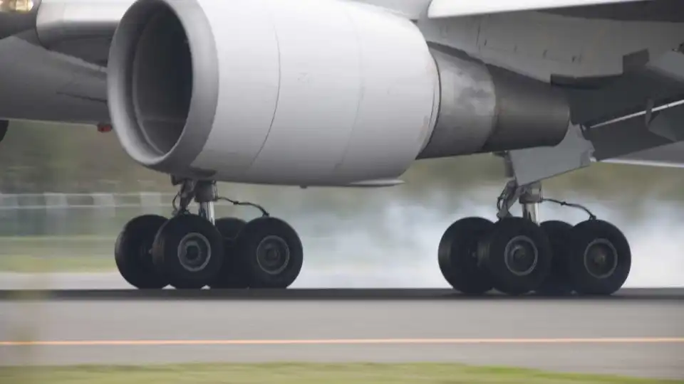 Aviões de passageiros fabricados na China em exposição em Hong Kong